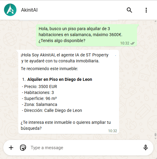 Agente inmobiliario revisando propiedades en tablet